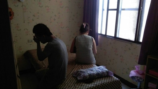 ▲高雄市警方獲知位於三民區的一家養生館中，疑似「暗藏春色」，因此持搜索票前往查緝，當場在二樓的昏暗小房間中，查獲一名25歲莊姓男子，與一名50歲的王姓婦人為他「按摩、打手槍」（圖／社會中心翻攝 , 2017.08.26）