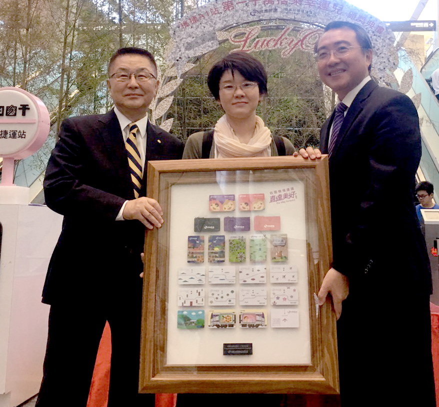 ▲任職日本廣島大學的下岡友加（中）女士，成為搭乘桃園捷運的第一千萬名旅客。（圖／桃園捷運公司提供）