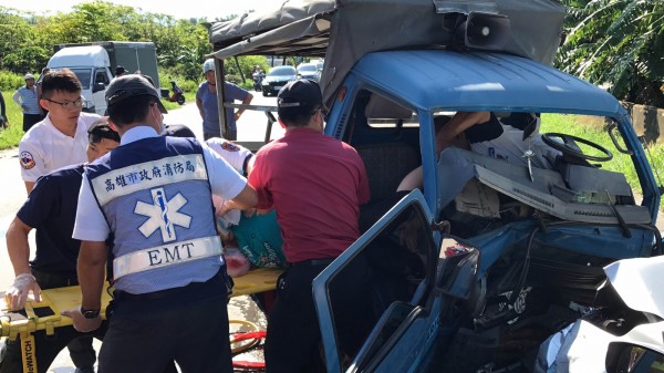 ▲警消獲報到場，將受困在車內的劉姓婦人救出送醫，但她仍因傷重宣告不治。（圖／社會中心翻攝）