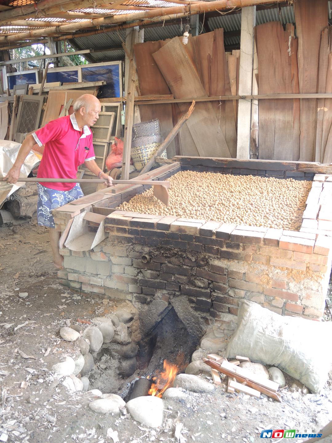 ▲二水鄉農民以傳統「焙灶」烘焙龍眼，烘焙出濃濃的碳燒柴香味，最具古早味的龍眼乾。（圖／記者陳雅芳攝，2017.8.25）