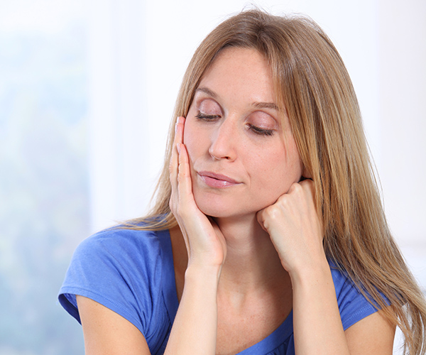 ▲牙亂不只美觀出問題，也可能成為頭痛、失眠等慢性疾病的根源。（圖／ingimage）