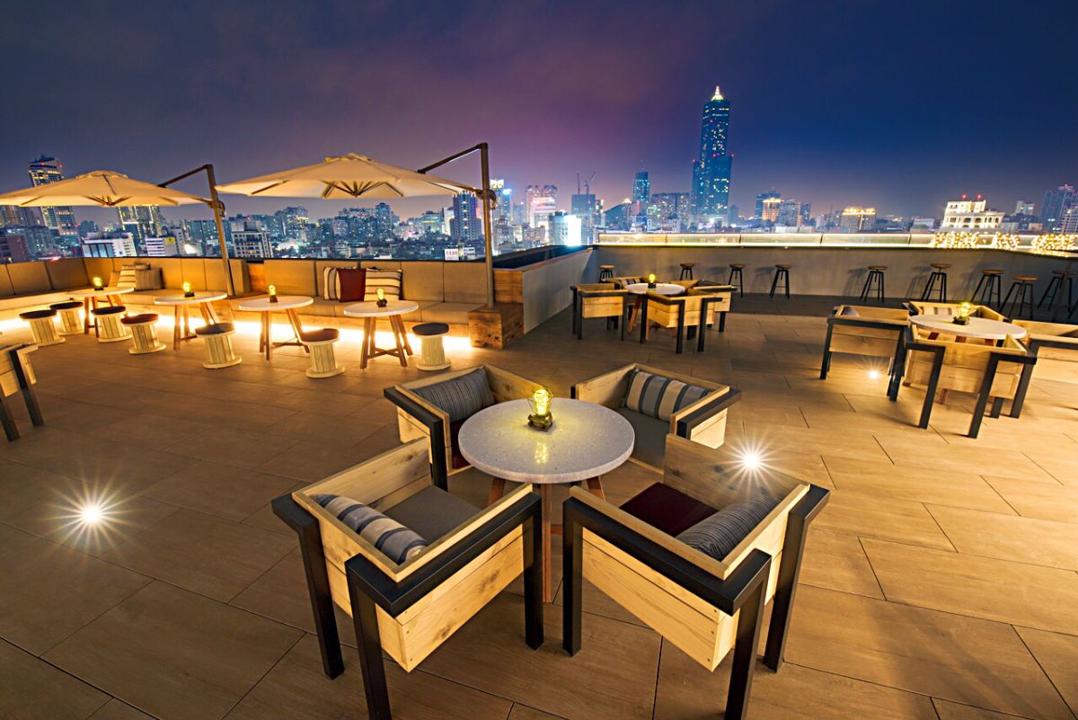 ▲曾局長強調，各個點都非常有特色，絕對能讓感情加溫，邀請戀人到高雄來趟小旅行，迺夜市吃美食、高空酒吧賞夜景、晚上搭輕軌一覽高雄的美，渡過難忘的七夕情人節。（圖／高市府觀光局提供 , 2017.08.25）