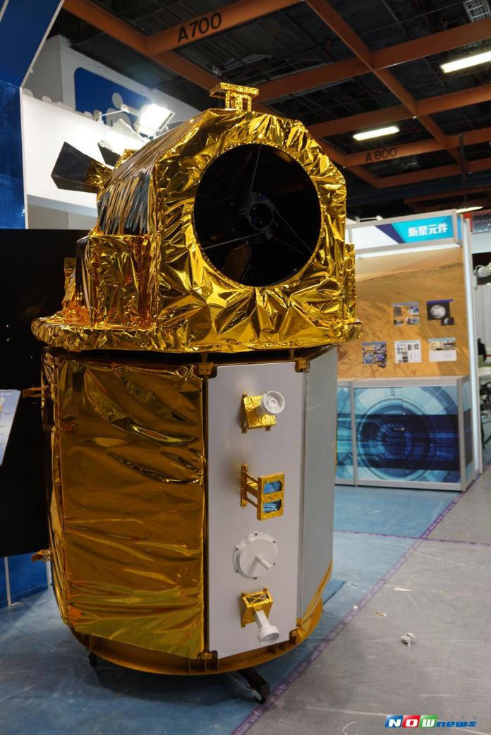 國人自製的「福爾摩沙衛星五號」（福衛五號）模型。（圖／記者呂炯昌攝 ）