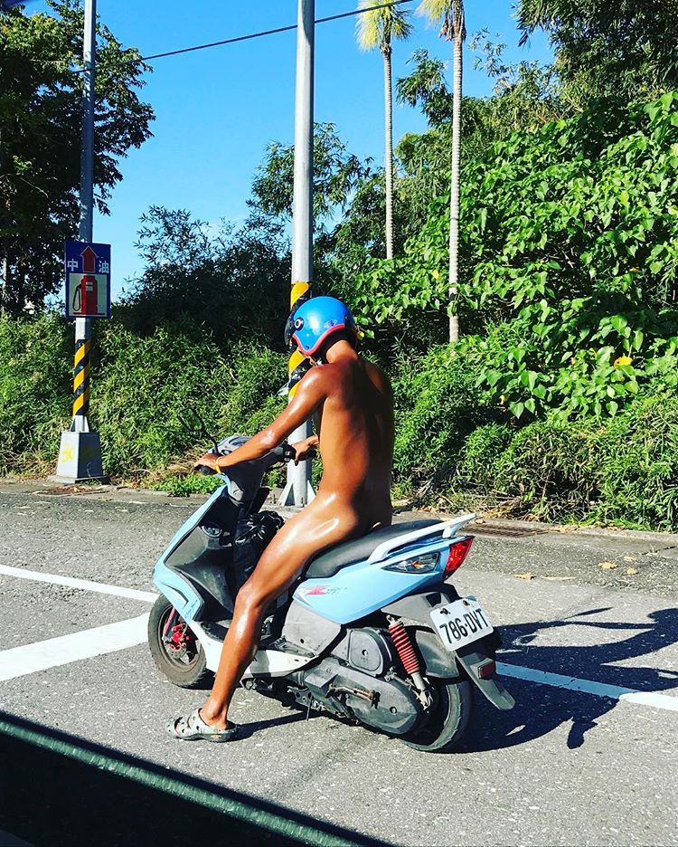 猛男「全裸」騎機車遊花東，被網友拍了下來。（圖／翻攝自IG）