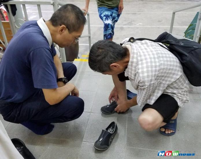 香港慈濟志工對流落在都市角落街友的照顧，讓街友感受到「人間有大愛」。（圖／慈濟基金會提供）
