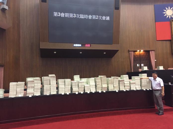 國民黨團的1萬多件提案，將議場桌面占好占滿。（圖／取自吳秉叡臉書）