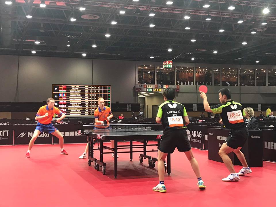 鄭怡靜、陳建安\\(黑衣\\)進行混合雙打比賽。（圖／取自鄭怡靜臉書）