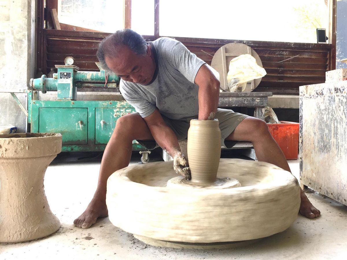 「踢得一腳好轆轤」的詹國祥師傅，他的「黃金右腳」可輕鬆轉動超過200公斤的轆轤。（圖／陶博館提供）