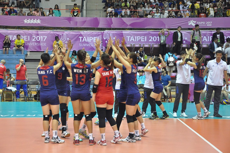 ▲中華女排全勝晉級，感謝球迷進場支持。（圖／林暐凱攝 , 2017.08.23）