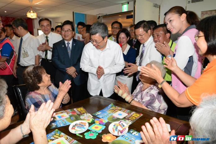 影／陳建仁訪魏愛倫學苑失智日照中心　長輩歡笑不斷
