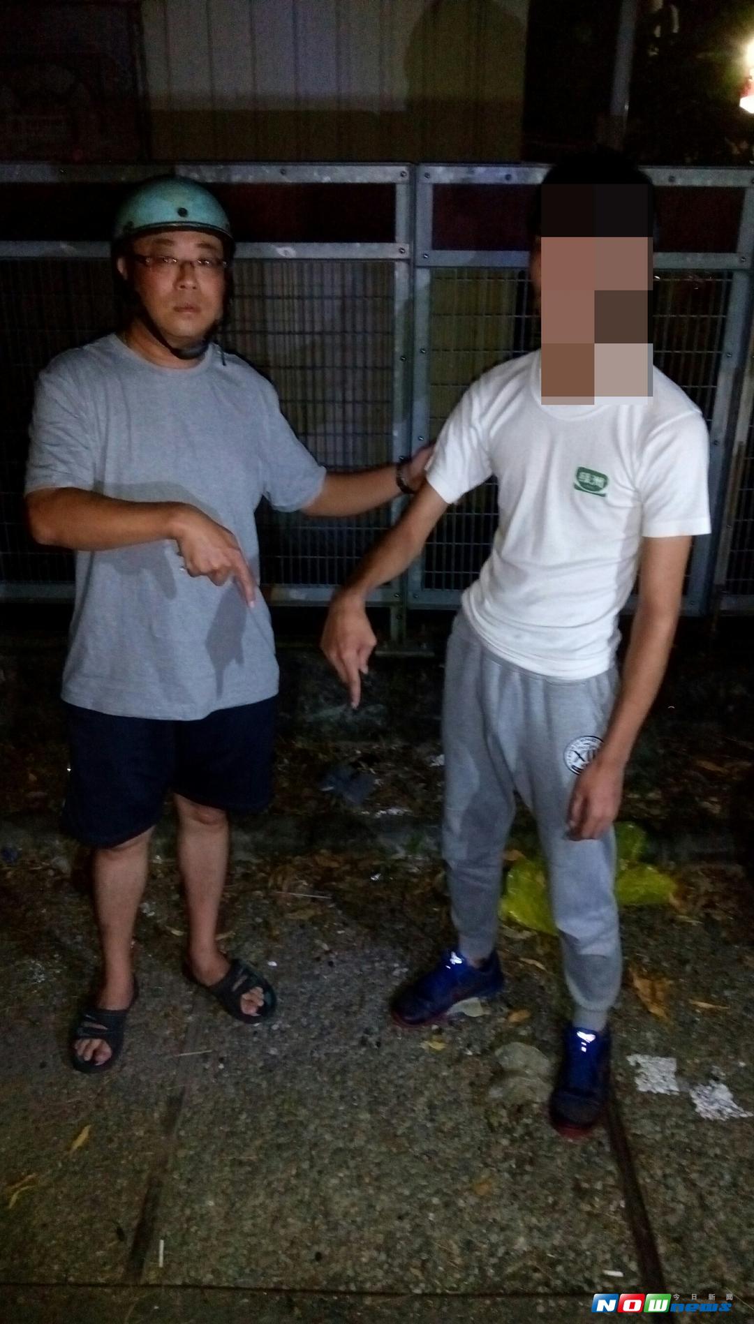 副所長葉炳男休假逮補賴姓少年竊盜犯。（圖／記者蘇榮泉翻攝，2017.08.23）