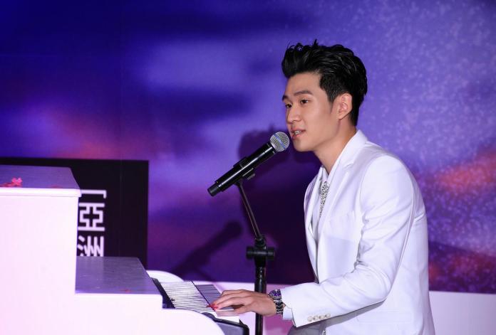 周興哲開心曬出與狗狗對話的影片，感謝粉絲支持搶票。（圖／寬宏藝術提供 , 2017.08.23）