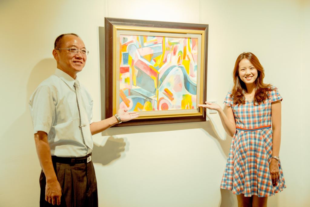 黃金川\\(左\\)繪畫創作「愛我中鋼」在新竹縣文化局展出。（圖／新竹縣政府提供 , 2017.08.23）