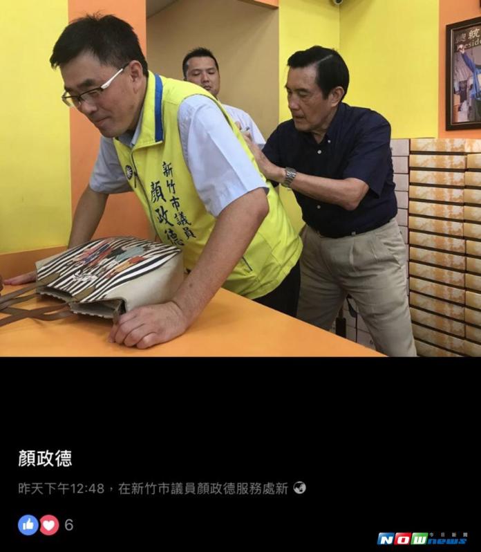 前總統馬英九走訪新竹市，在國民黨議員顏政德背上寫下「盡忠報國」，引起網友熱議。（圖／翻攝議員顏政德臉書）