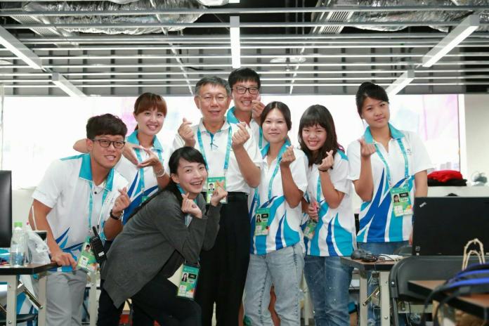 台北市長柯文哲23日前往世大運網球中心 , 慰勞工作人員。（圖／北市府提供）