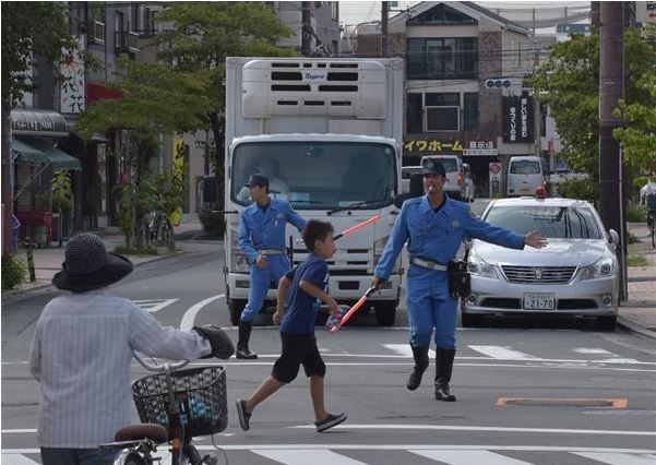 ▲日本大阪發生大停電，造成交通號誌全部停擺，當局立刻出動警方維持交通秩序。（圖／翻攝自sankei.com）