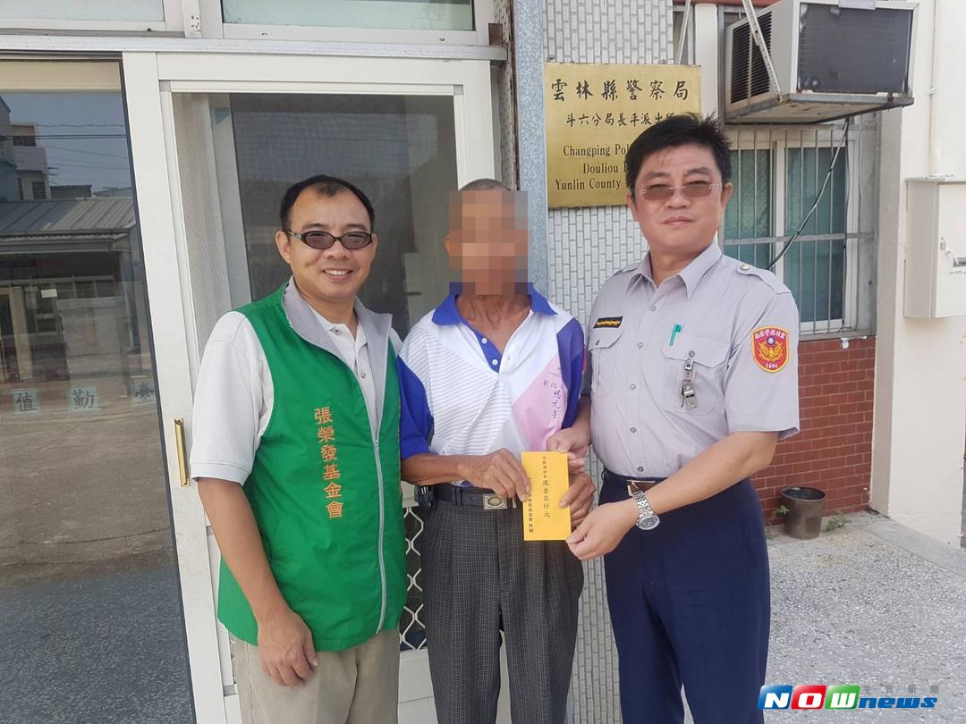 「張榮發基金會」派員至長平派出所，由所長薛旭峰陪同將善款7千元交給廖姓老翁，讓他感動不已。（圖／記者蘇榮泉拍攝，2017.08.22）