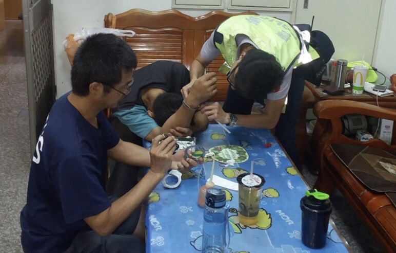 無聊沒事做，在家把玩手銬，結果手銬深陷手腕，情急之下衝進警局請求解套。才結束了一場荒唐鬧劇。（圖／旗山分局提供，2017.08.22）