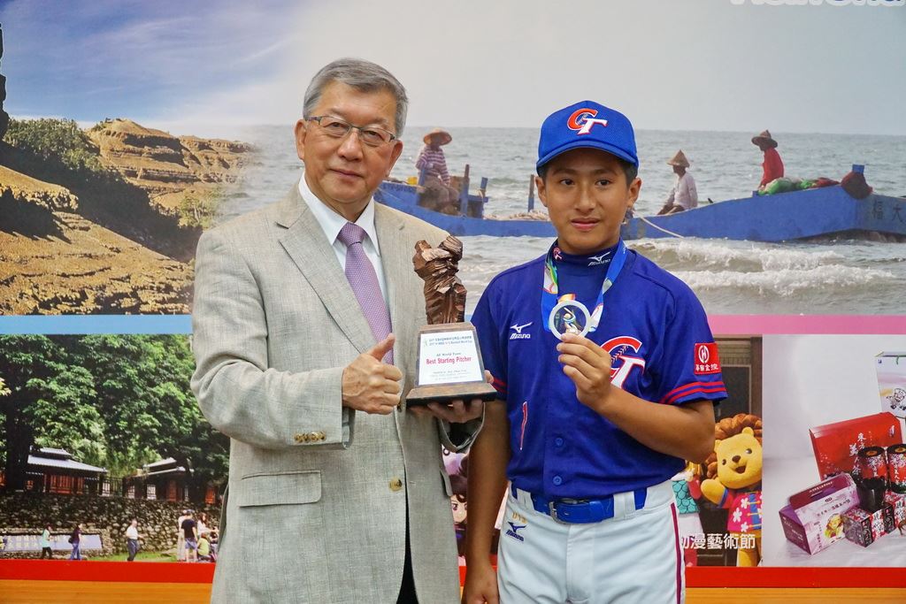 縣長邱鏡淳\\(左\\)頒獎表揚賽夏族傑出投手趙佳誠\\(右\\)。（圖／新竹縣政府提供 , 2017.08.22）