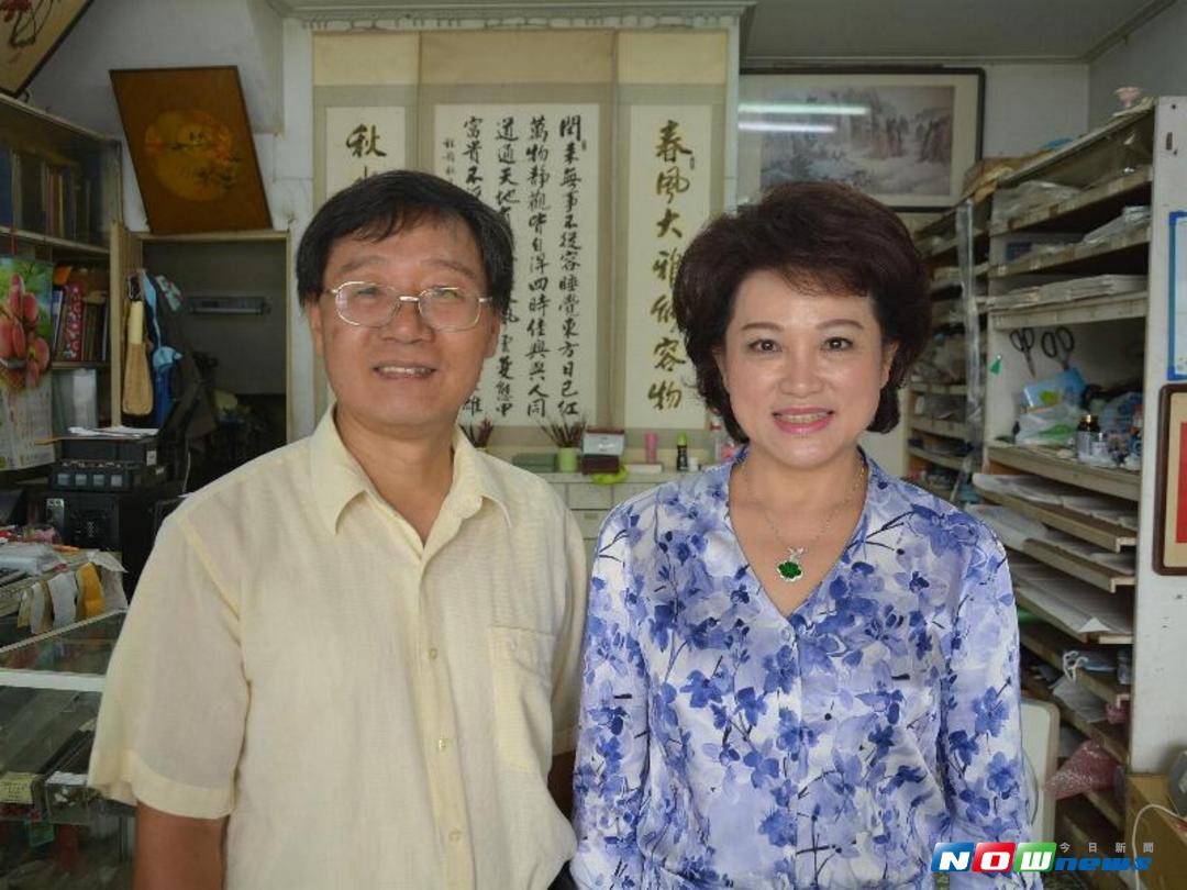 筆墨莊負責人郭政隆\\(左\\)，感謝蕭淑麗議長\\(右\\)對業者經營困境的了解及鼓勵。（圖／記者郭政隆攝影）