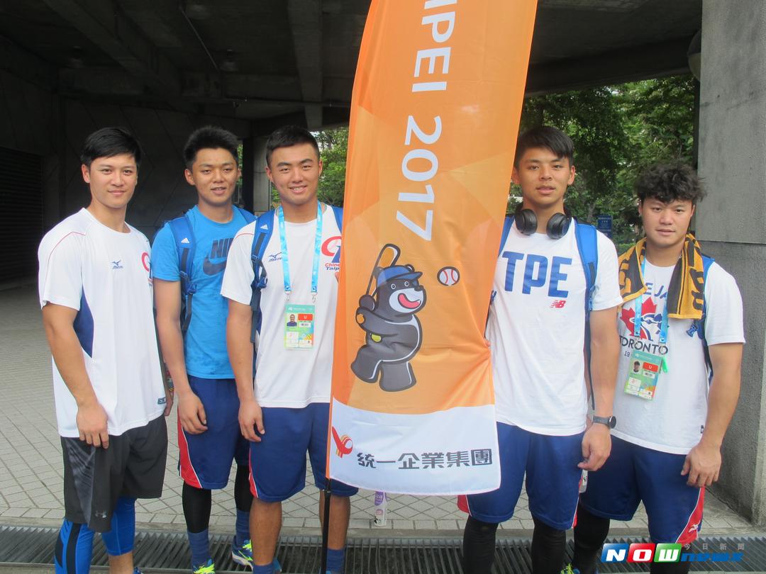 獅隊簽下吳桀睿。（右1）。（圖／張育嘉攝 ）