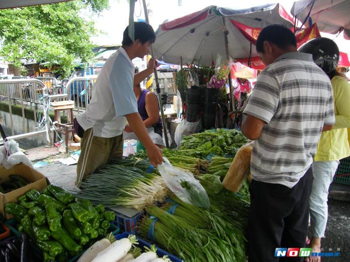 天鴿颱風可能影響台灣，中部各產地果菜市場交易觀望氣氛濃，傳統市場葉菜類價格還算平價。（圖／記者陳雅芳攝，2017.8.21）