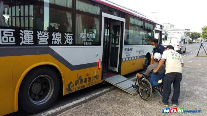 鼎東客運台灣好行所營運的低底盤無障礙專車也將增停成功分院站，未來也將再增購2輛無障礙車輛，讓有需求的鄉親能更方便。（圖／立委劉櫂豪提供，2017.08.21）