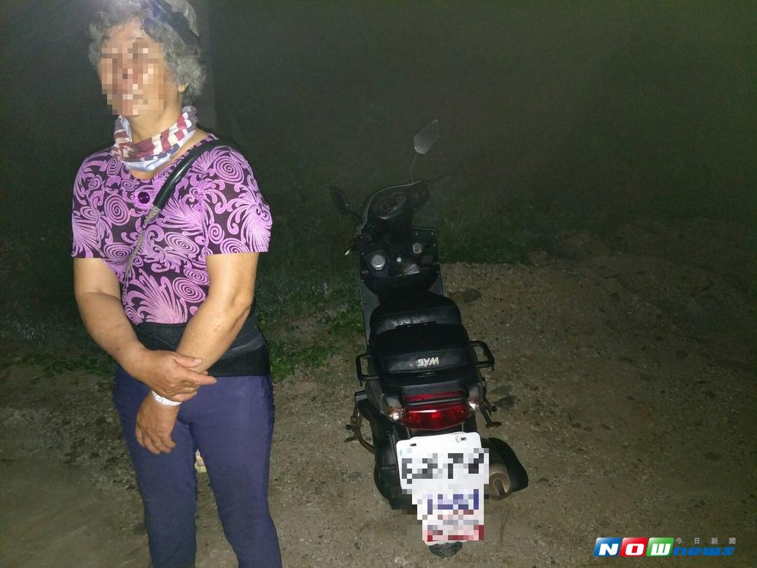 70餘歲陳姓老嫗，機車無油深夜受困海邊。（圖／西嶼分駐所提供 , 2017.08 21）