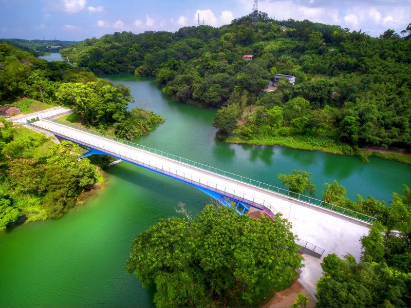 寶山水庫跨湖橋梁竣工，當地居民掃墓再不用划竹筏涉水而過。（圖／新竹縣政府提供 , 2017.08.21）