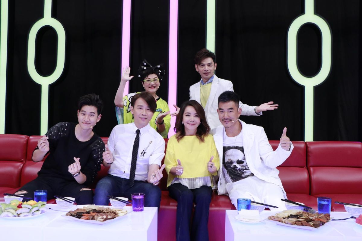 ▲周興哲（前排左一）、陶喆、辛曉琪、任賢齊，錄製張小燕（後排左一）、阿Ken節目。（圖／中視提供，2017.08.21）