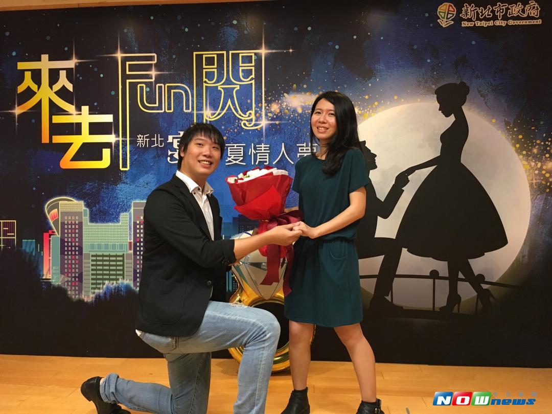 記者會還安排經濟發展局科員林冠儀與政大學長男友李政翰為活動暖身的橋段，但李政翰卻無預警現場上演求婚記，讓林冠儀感動的答應求婚。（圖／記者陳志仁攝，2017.08.21）