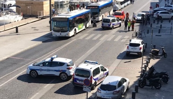 法國馬賽一輛轎車衝撞巴士站，釀1死1傷。（圖／翻攝自推特）