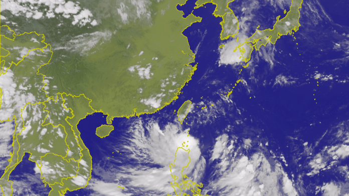 中央氣象局公布輕颱「天鴿」下午4時30分位置圖，約在台灣正下方。（圖／翻攝自中央氣象局）