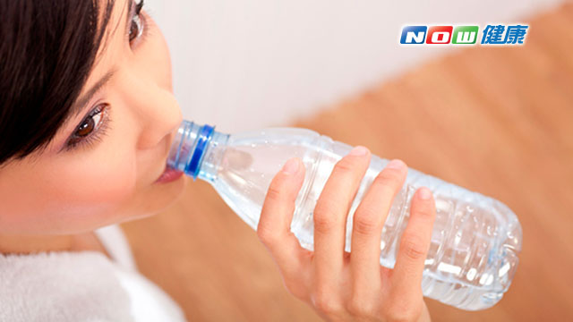 天氣炎熱，氣溫飆高，如果少喝水，尿液變黃，恐將提高泌尿道感風險。（圖／ingimage）
