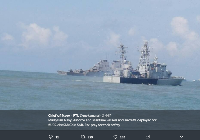 美軍飛彈驅逐艦「馬侃號」21日清晨在新加坡外海與一艘載運石油或化學物質的商船相撞，造成船體受損，另有5人受傷、10人失蹤。馬來西亞海軍派出船艦協助搜救。（圖／翻攝自推特 , 2017.8.21）