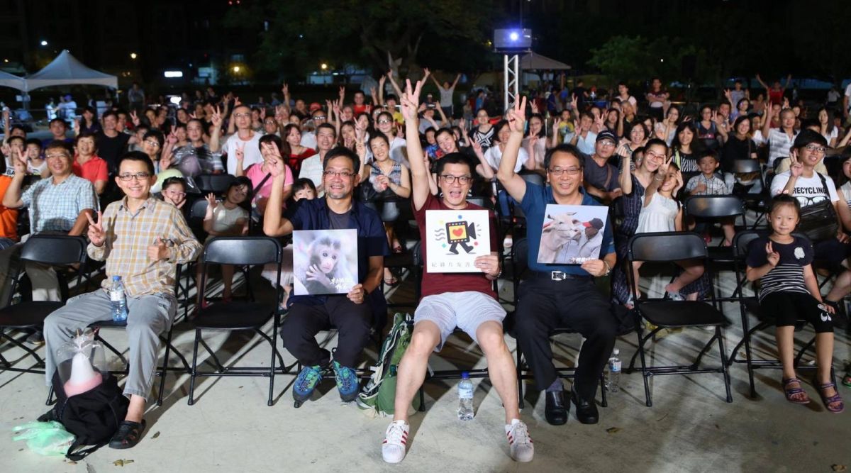 新聞局日前在蘆洲區的柳堤公園，放映新北市紀錄片獎的優選影片《來去獼猴家作客》、《後山蛇援》及《牛轉番仔挖》。（圖／新北市政府新聞局提供）