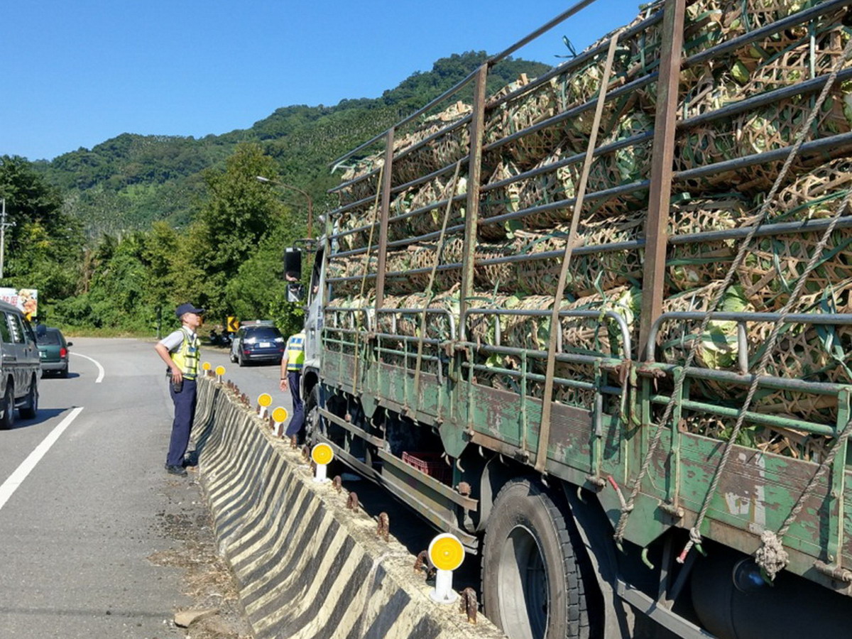 為預防中橫公路大型車長下坡發生事故，和平警方派員宣導及加強取締大型車超載、超速等違規。（圖／和平警分局提供2017.8.21）