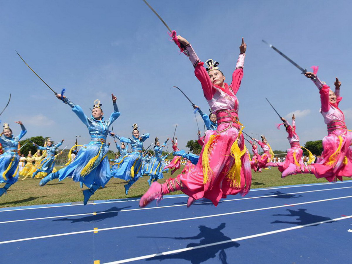 世大運開幕演出劍舞，由太極門110位女弟子擔綱，正氣凜然、整齊畫一，氣勢磅礡。（圖／太極門提供2017.8.21）