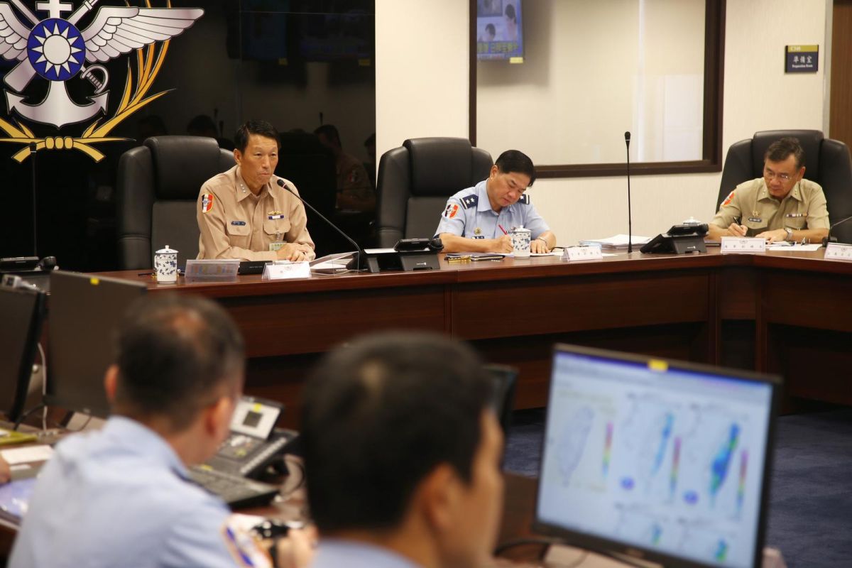 參謀總長李喜明上將於0830時主持國防部災防整備會議，指示配合中央災害應變中心二級開設。（圖／國防部提供 , 2017.8.21）