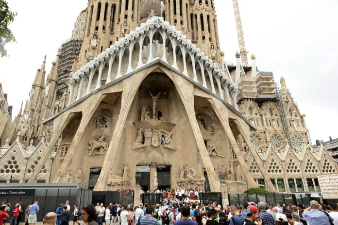 ▲由於西班牙大半地區為乾旱所苦，第2大城巴塞隆納將實施限水措施。圖為巴塞隆納著名觀光地標聖家堂（Sagrada Familia）。（圖／達志影像／美聯社 ）