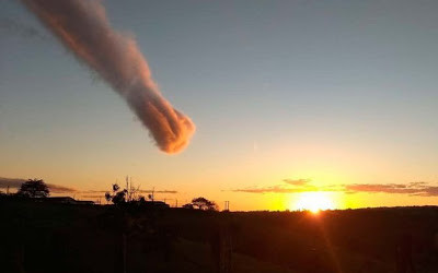 巴西小鎮天空出現「隕石撞地球」奇景。（圖／國際中心翻攝）