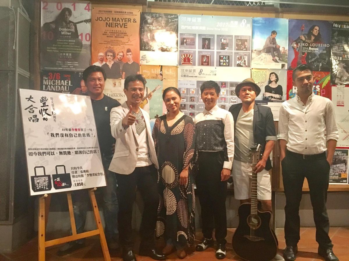 ▲圖中左起哈尼噶照、陳永龍、林秀今、李德筠、陳俊輝、蘇瓦那，與歌迷齊聚歡唱。（圖／野火樂集提供 , 2017.08.20）
