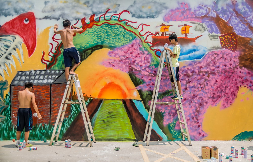 街頭塗鴉團隊D.P.C.現任負責人許文嘉，帶一群青少年一起體驗走上街頭尋找自我的創作樂趣。（圖／記者陳宗傑翻攝,2017.08.20）