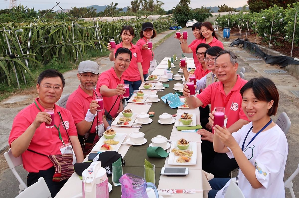 崑山科大學生團隊駐村，助農讓水果發揮每一分價值。（圖／水保局台南分局提供，2017.08.20）