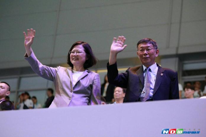 總統蔡英文、台北市長柯文哲向世大運選手致意。（圖／台北市政府 , 2017.8.19）