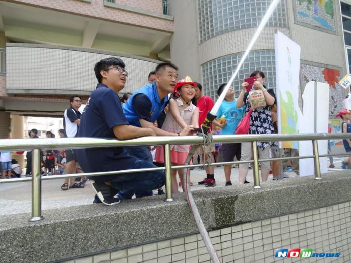 大里消防營小朋友學噴水（圖／林重鎣攝 , 2017.8.19）