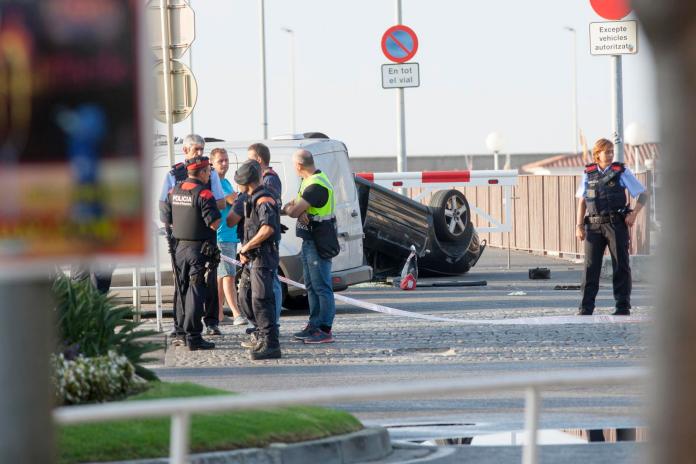 西班牙加泰隆尼亞濱海度假勝地坎布里爾斯（Cambrils）18日清晨發生恐攻，警方擊斃5名在當地衝撞行人的嫌犯。（圖／達志影像／美聯社）