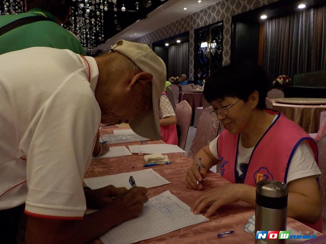 嘉義榮服處在餐敘中，解答長輩們榮民證發放及就養申請等疑惑問題，場面溫馨。（圖／嘉義榮民服務處提供 , 2017.08.18）