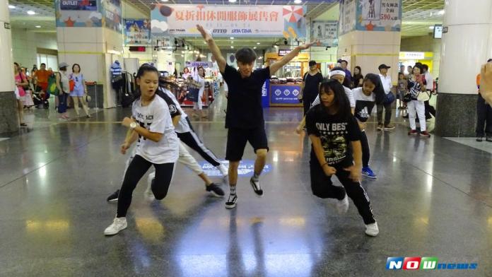 板橋區公所為宣傳「2017新北FUN街頭」的街舞大賽活動，今（18）日特召集十幾位國小年齡的小舞者，在板橋車站舉辦街舞快閃的活動。（圖／記者陳志仁攝，2017.08.18）