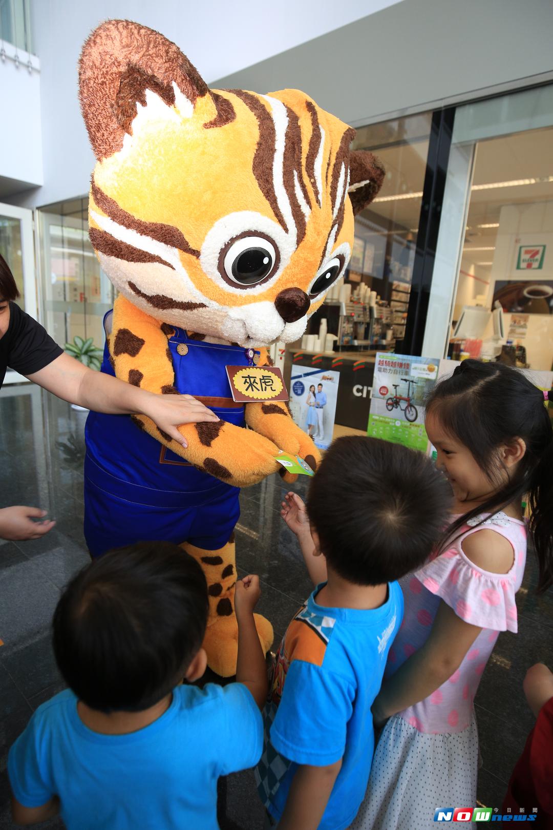 台中國際動漫博覽會，週末花博吉祥物石虎家族及歐米馬與民眾互動，並贈送相關限定紀念品（圖／新聞局提供 , 2017.8.18）